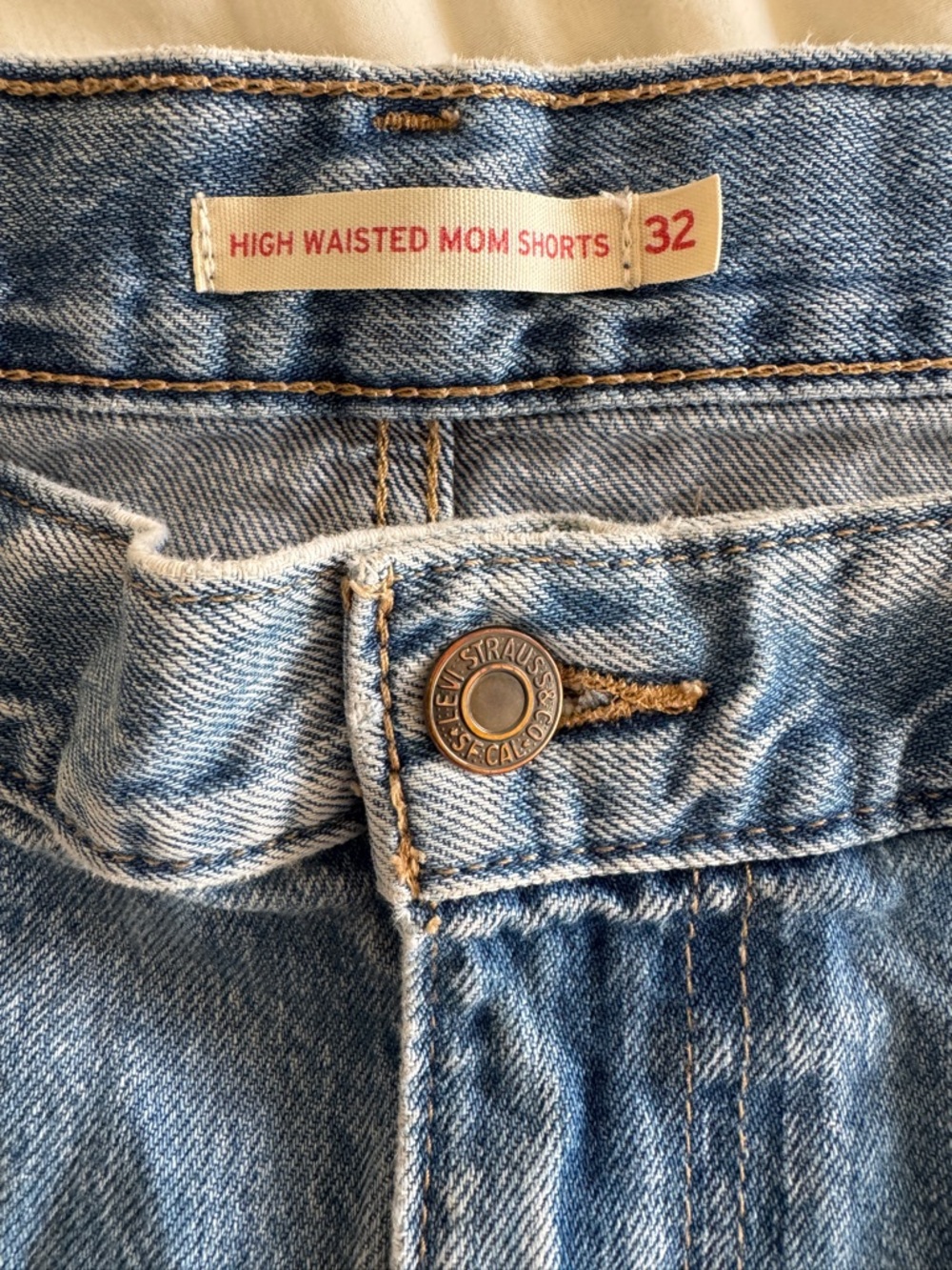 Levi’s Women’s High Waisted Mom Denim Shorts Medium Wash Size 32 - Picture 2 of 3